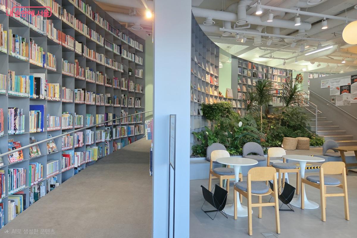 천장까지 닿아 있는 높은 책장 &copy;김미선