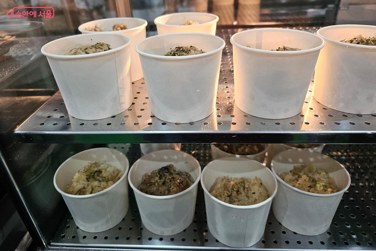 한끼 식사를 든든하게 책임지는 컵밥이 이용객들의 큰 인기를 끌었다. &copy;이혜숙