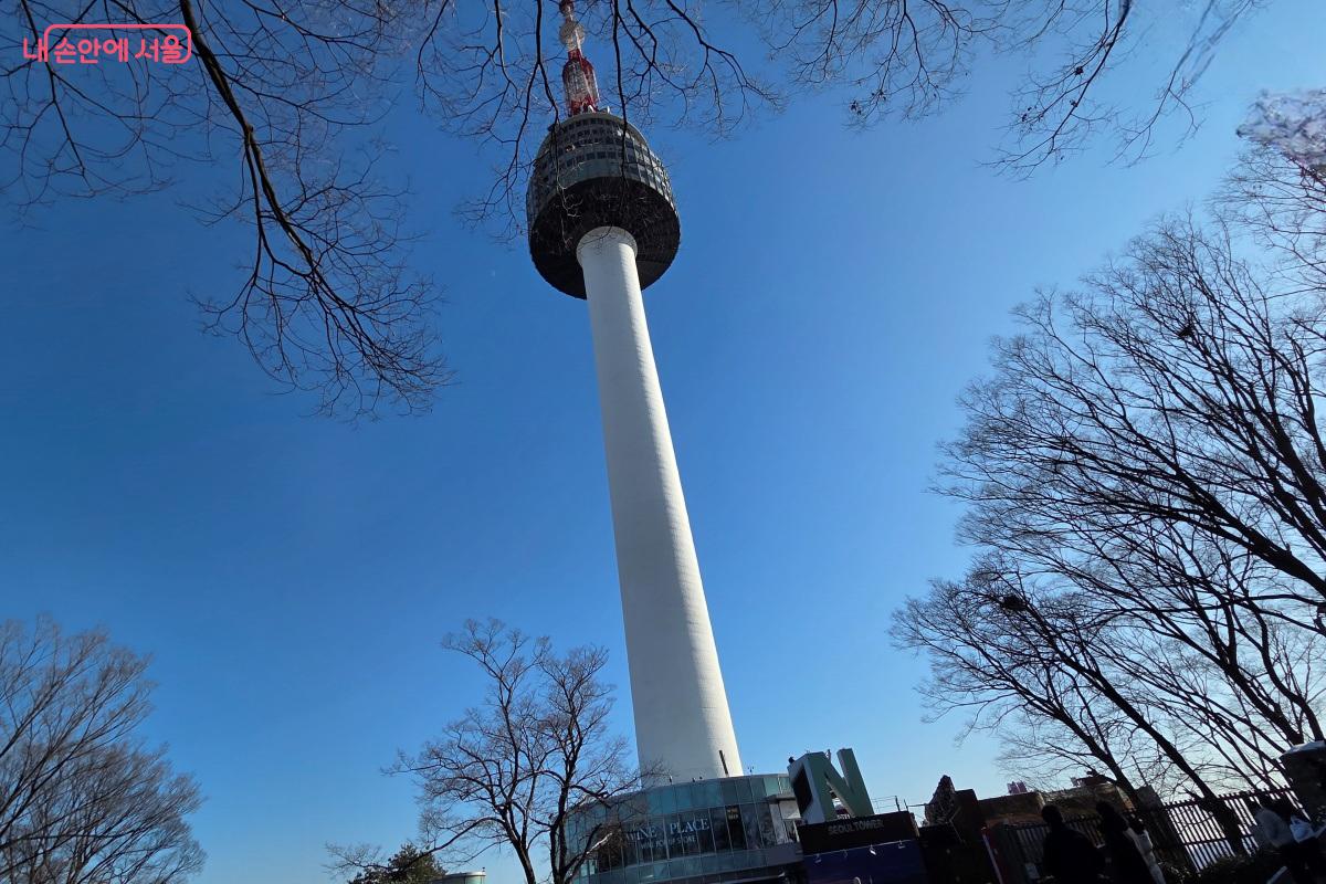남산서울타워는 가슴이 뻥 뚫리는 서울 풍경을 조망할 수 있는 장소다. &copy;김미선