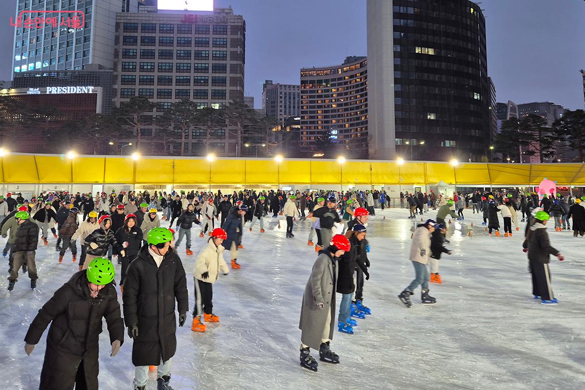 &lsquo;서울광장 스케이트장&rsquo;은 편리함과 재미, 저렴한 비용까지 갖춘 겨울철 필수 코스가 됐다. &copy;백승훈