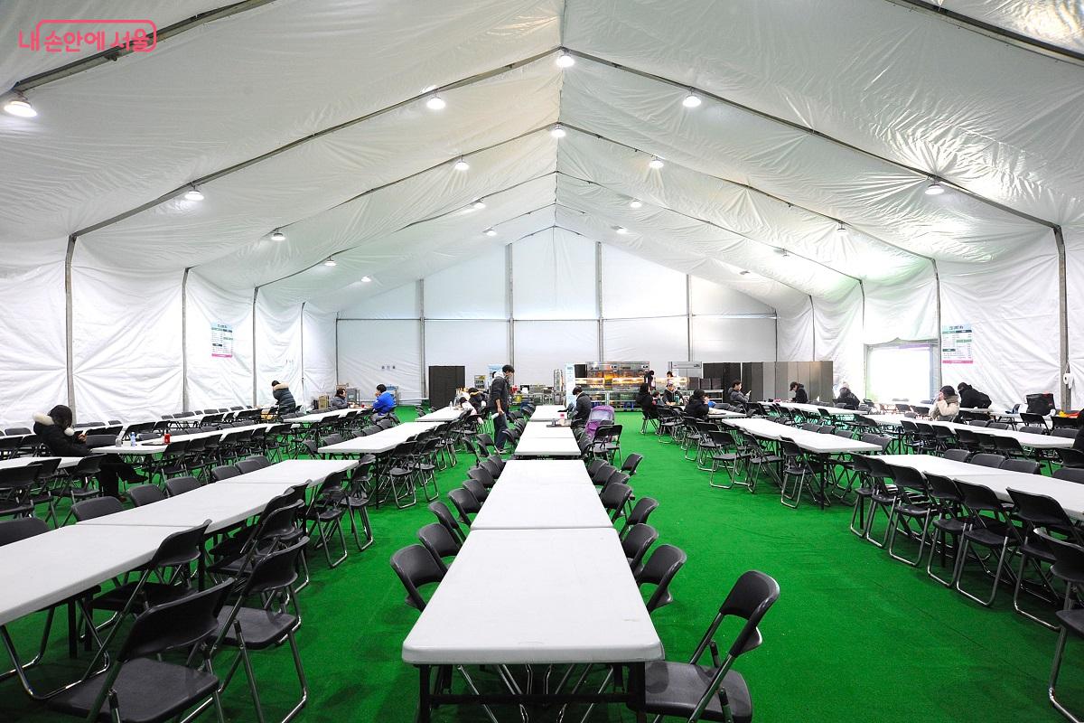 잠원한강공원 눈썰매장의 먹거리 장터 &copy;조수봉