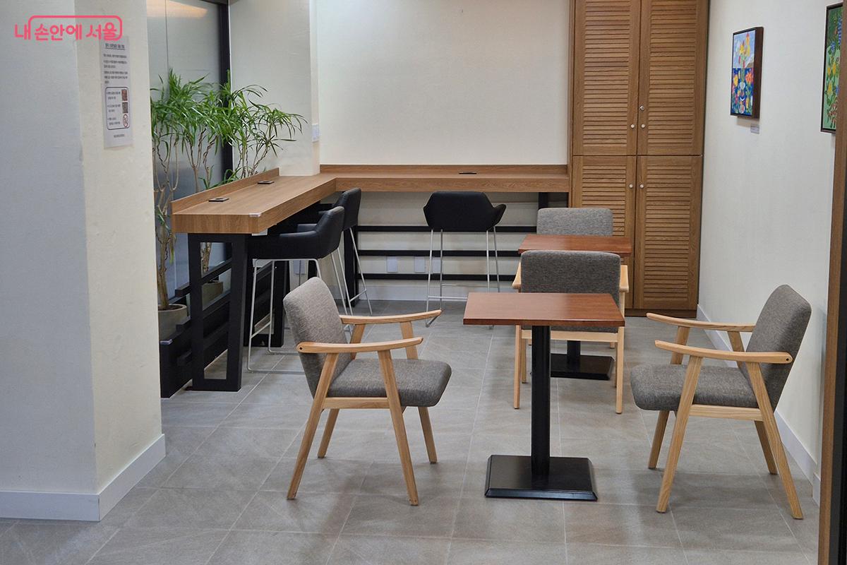 책상과 의자, 무료 무선인터넷, 전원 콘센트 등을 갖춘 약자동행 스터디 존 &copy;이혜숙