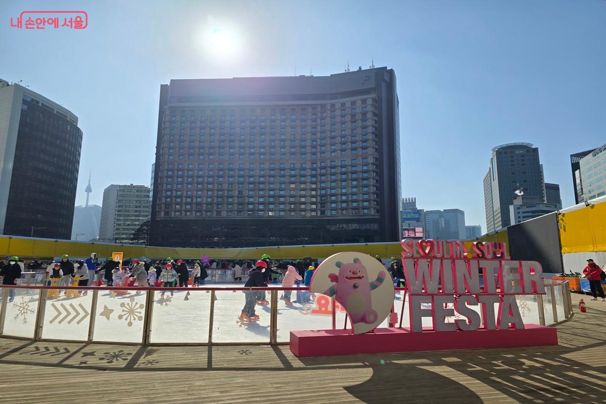 추운 날씨 속에서도 서울광장 스케이트장에서 스케이트를 즐기는 사람들이 많다. ⓒ김은주