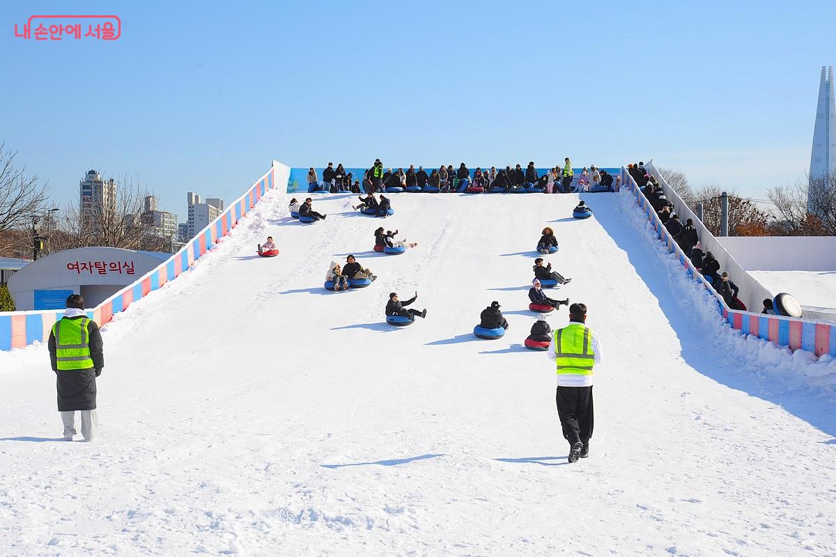 대형 슬로프는 길이 80m로 성인&middot;청소년&middot;6세 이상 어린이용이다. &copy;조수봉