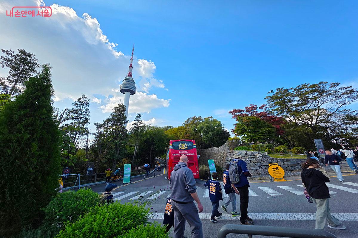 외국인 관광객뿐만 아니라 서울 시민에게 사랑받는 N서울타워 &copy;이정민