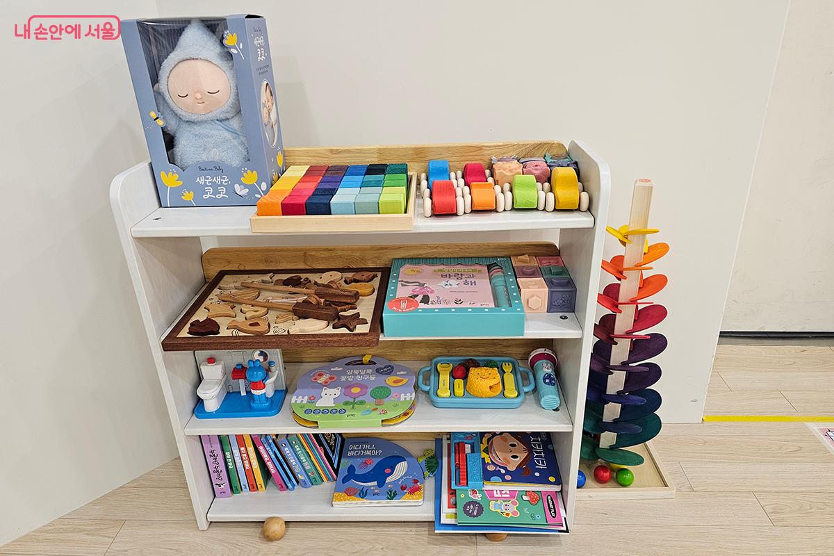 영유아들이 직접 그림을 그리며 창의력을 발달시킬 수 있는 그림 놀이 체험 공간 &copy;백승훈