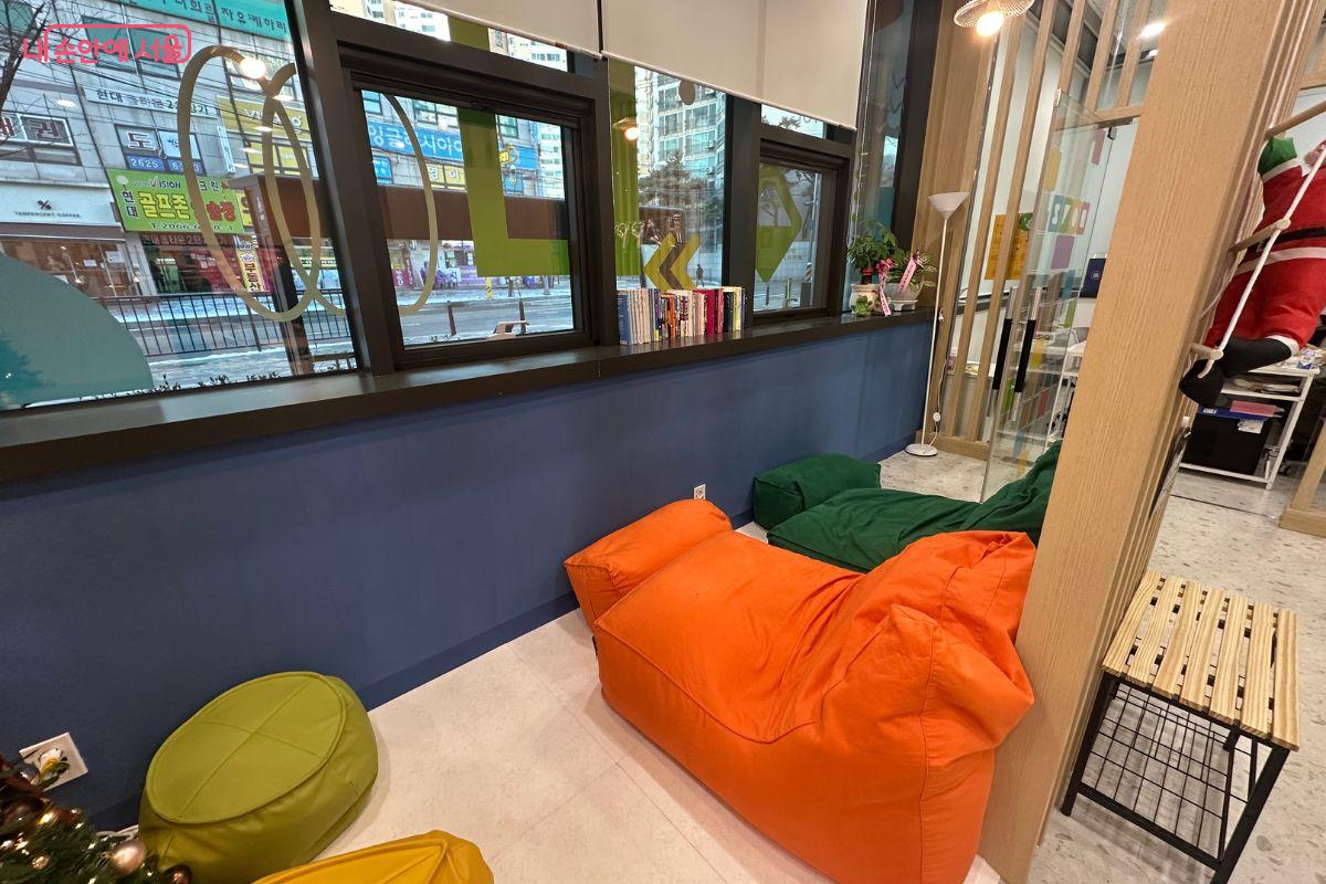 힐링존에서는 포근한 의자에 앉아 잠시 쉴 수 있다.&copy;김재형