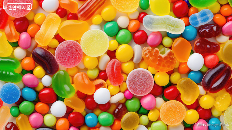 서울시보건환경연구원은 젤리·캔디·껌 등 유통 식품 50건의 카페인 함량을 조사했다.