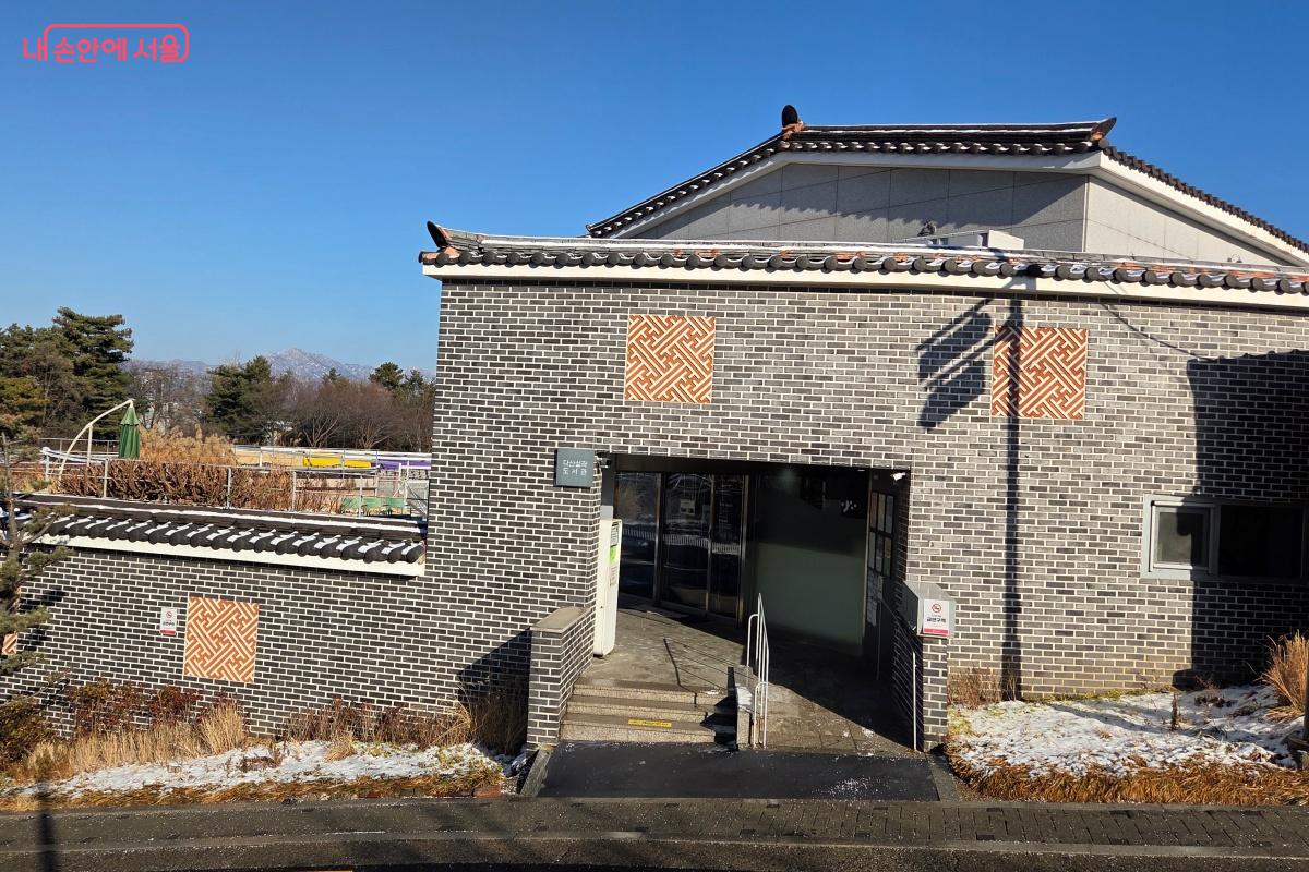 도서관 출입구와 연결된 일반자료실 &copy;김미선