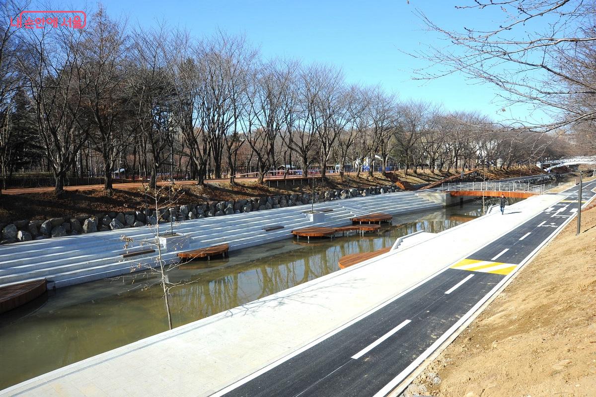 카페 루프탑에서 본 수변활력거점으로 재탄생한 여의천 &copy;조수봉