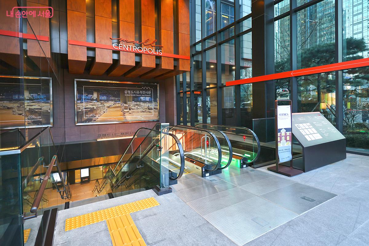 엘스컬레이터를 타고 지하 1층으로 내려가면 전시관으로 입장하게 된다. &copy;김주연