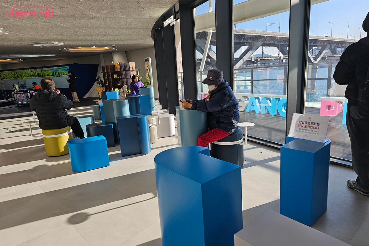 '리버뷰 라운지' 전망대에서는 청담대교와 한강뷰를 볼 수 있다. ©이혜숙