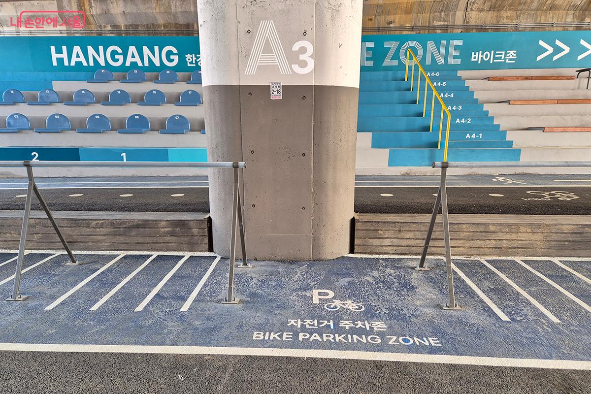 자전거 거치대는 물론, 한강을 조망할 수 있는 베드형 벤치까지 마련되어 있다. ©백승훈