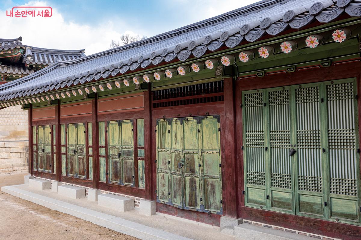 행각을 따라 이어지는 궁궐 건물 ©장신자