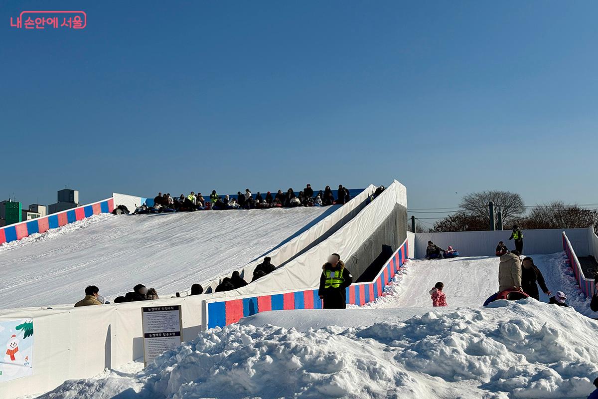 대형 슬로프와 소형 썰매장으로 나뉘어 어른부터 아이까지 모두가 안전하게 즐길 수 있다. ©김미정