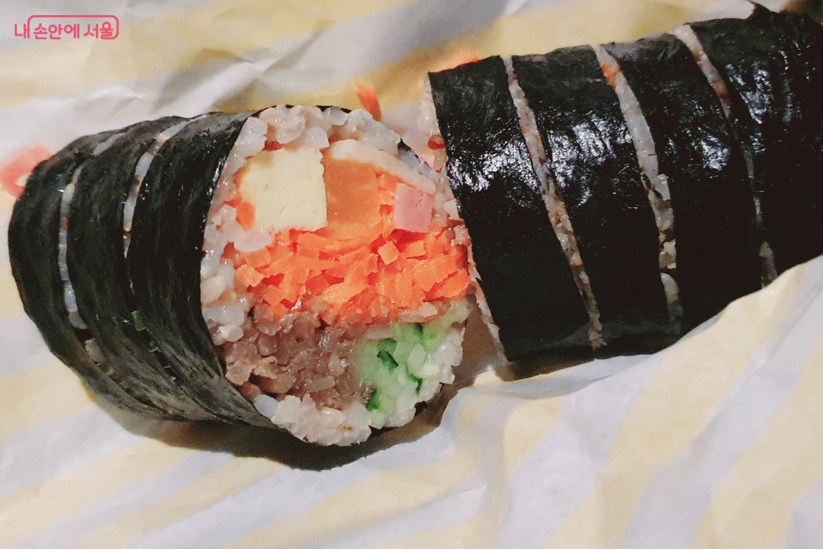 현미김밥을 먹고 잡곡밥 식당 식사 인증에 참여했다. &copy;김병규