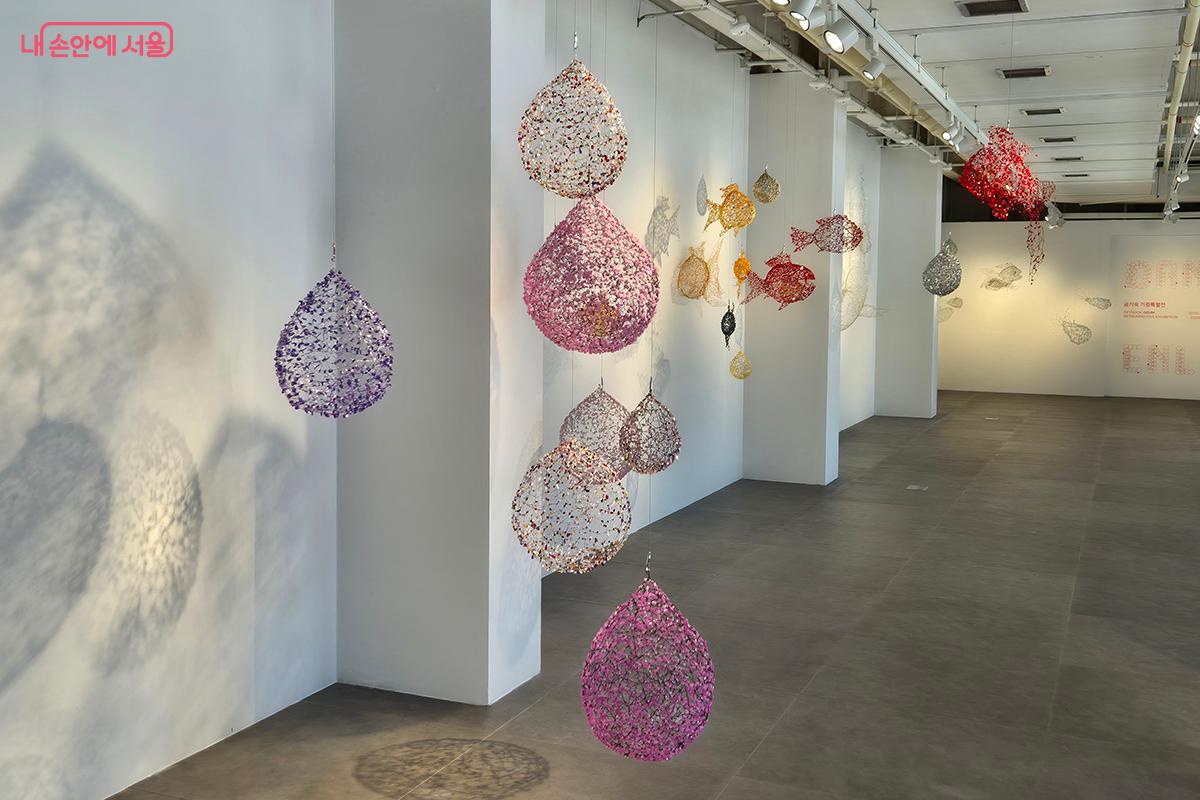 서울공예박물관 전시1동 1층 로비와 3층에서 금기숙 작가의 특별전이 열리고 있다. &copy;정향선