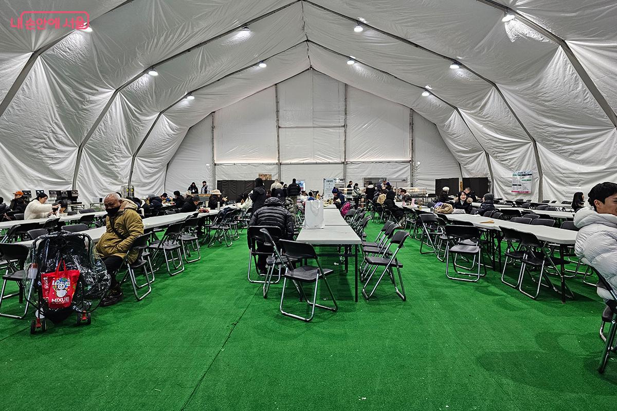 편안한 휴식을 즐기며 한끼 식사도 해결할 수 있는 '뚝섬 먹거리 장터' 내부 모습 &copy;이혜숙