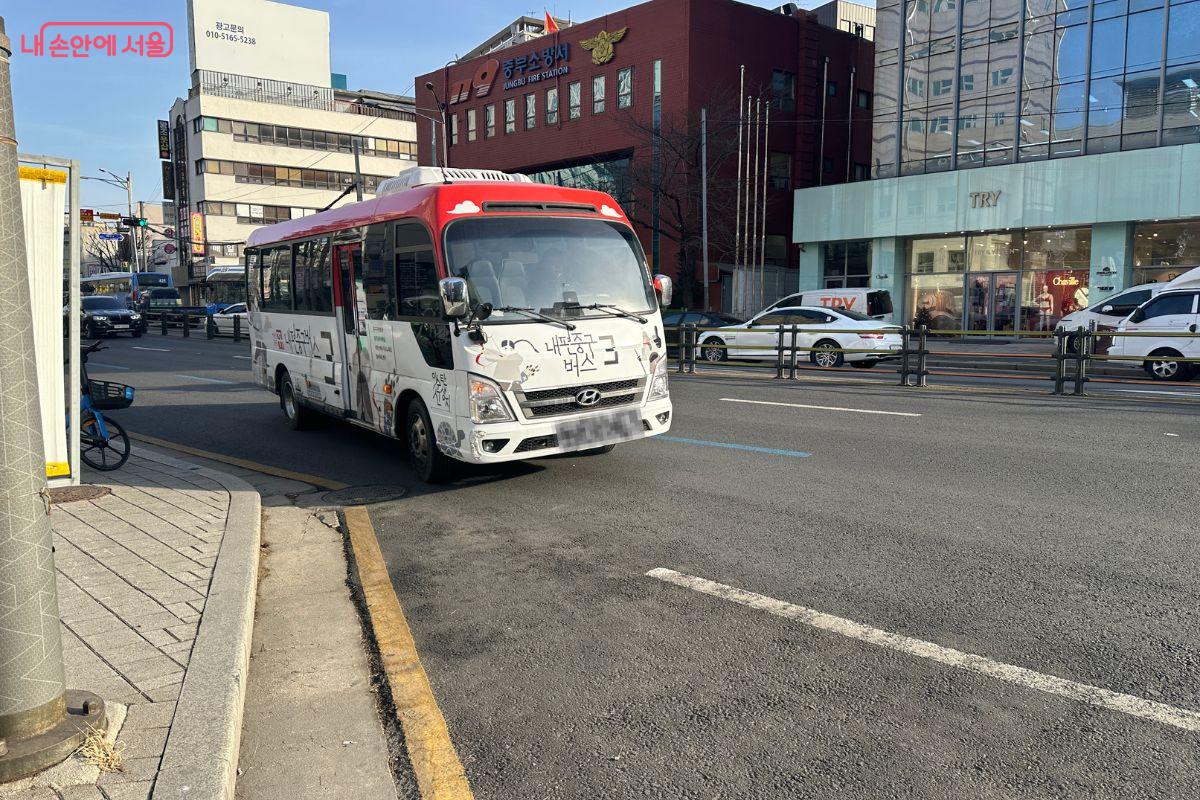 시간에 맞춰 버스가 정류장으로 진입하고 있다. ©김재형