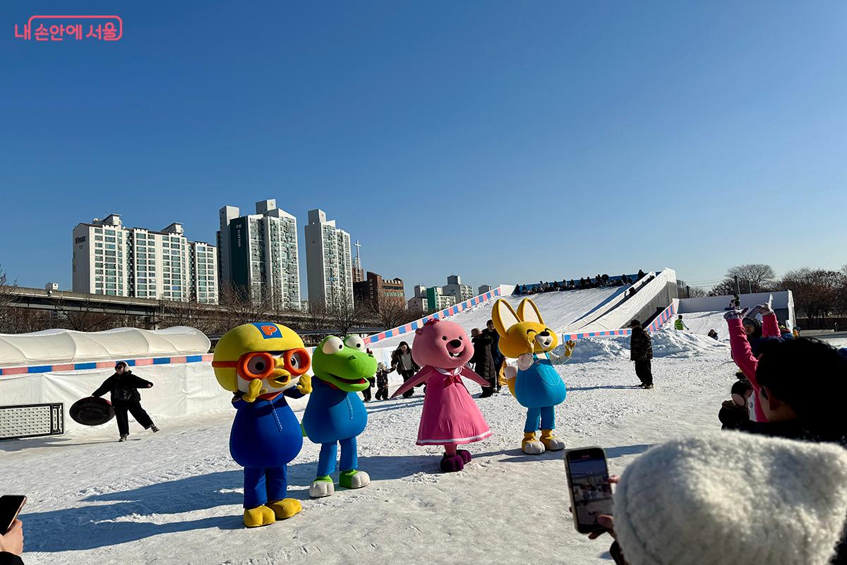 뚝섬한강공원 눈썰매장에 등장한 뽀로로와 친구들, 아이들의 환호가 이어졌다. ©김미정