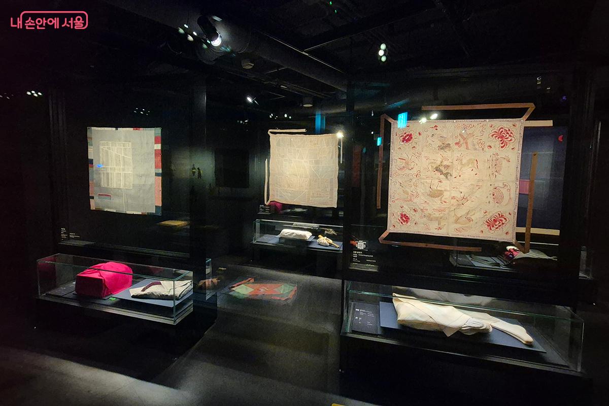 만드는 방식에 따라 자수를 놓은 수보, 물감으로 십장생 등을 묘사한 그림보, 남는 천을 이은 조각보 등으로 구분된다. &copy;정향선