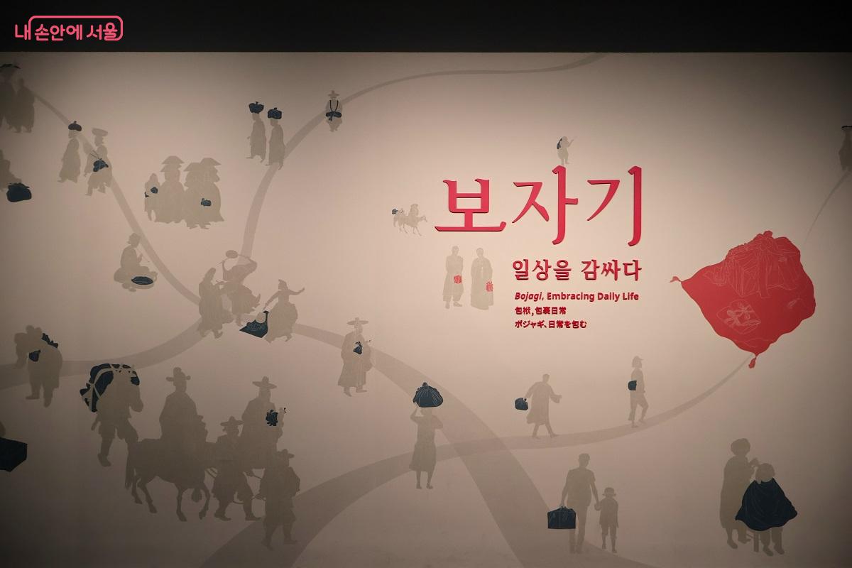 특별전을 관람하고 상설전시관을 들러 조각 보자기와 자수 관련 전시도 감상했다. &copy;이봉덕