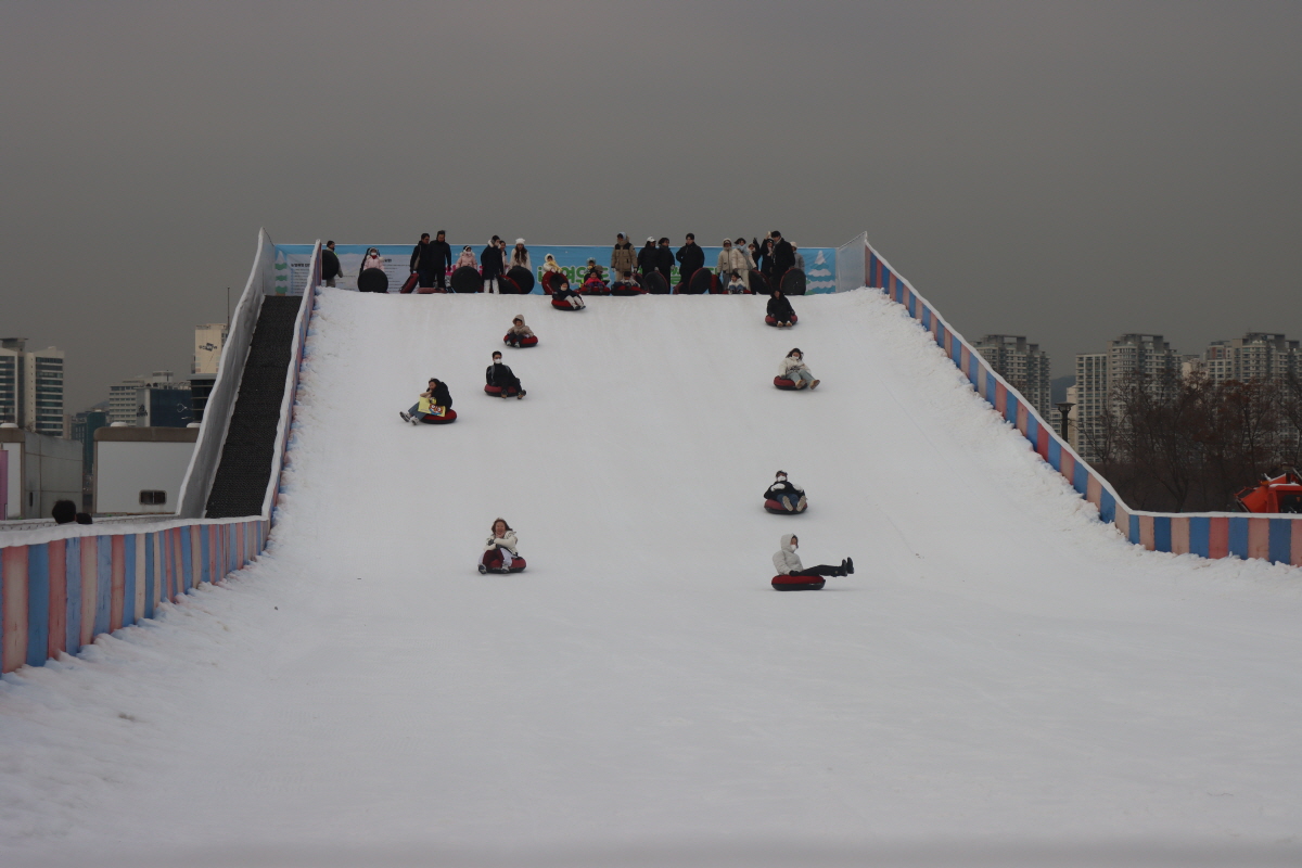 멀리 가지 않아도 즐거움은 100%! '여의도 눈썰매장'에서 보낸 하루