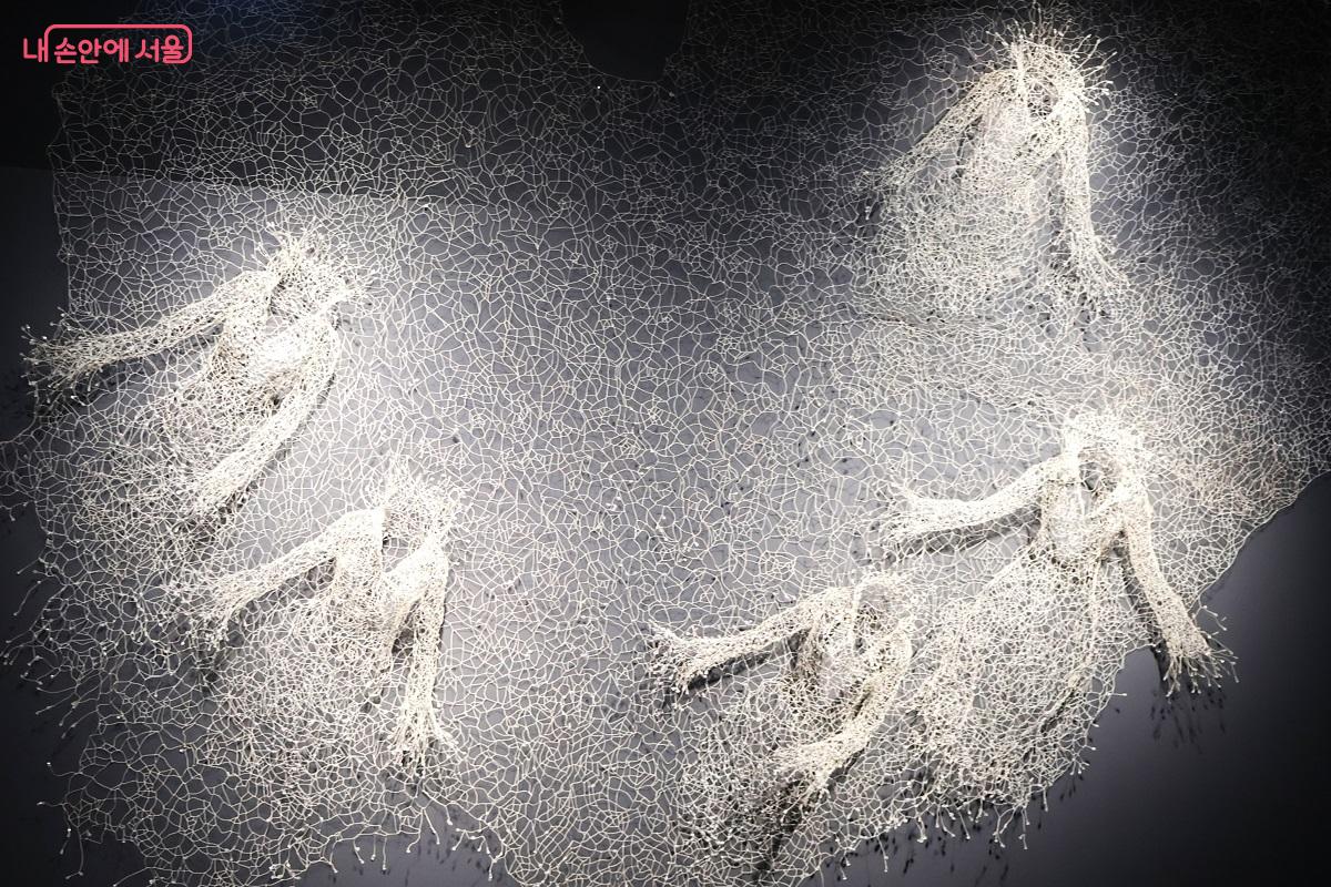 다양한 표정의 드레스 설치 작업을 보여주고 있다. &copy;이봉덕