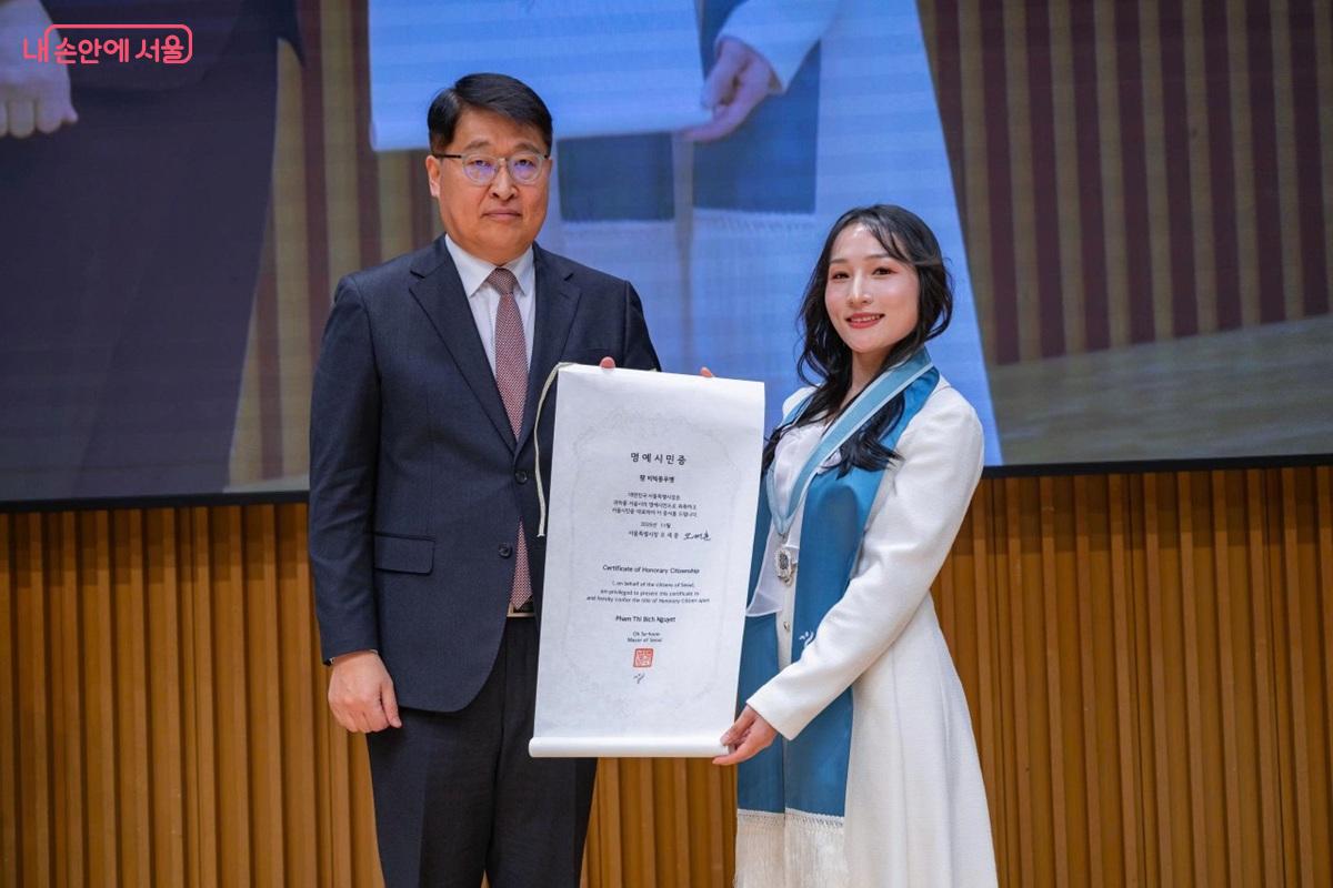 '2025 서울시 외국인 명예시민' 으로 선정된 베트남 국적 팜티빅응우옛 씨 &copy;본인 제공
