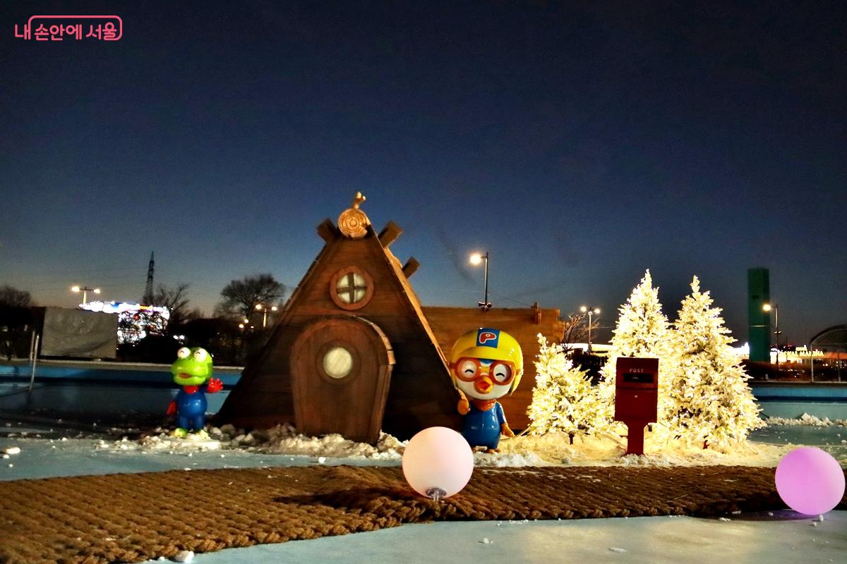 밤에도 반짝이는 잠원 한강공원 눈썰매장은 도심 속 작은 겨울왕국이다. &copy;정향선