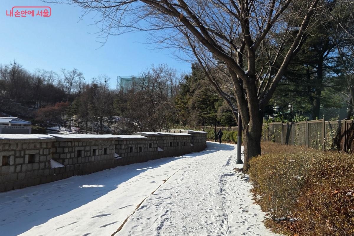 역사와 문화가 어우러진 다산성곽길 풍경이 특별한 겨울을 만들어 주는 듯하다. &copy;김미선