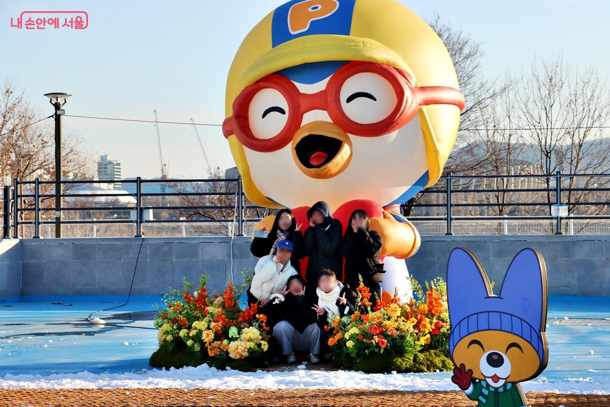 올겨울, 가족과 친구, 연인과 함께 뚝섬과 잠원 눈썰매장에서 겨울을 만나는 하루를 계획해보는 건 어떨까. &copy;정향선