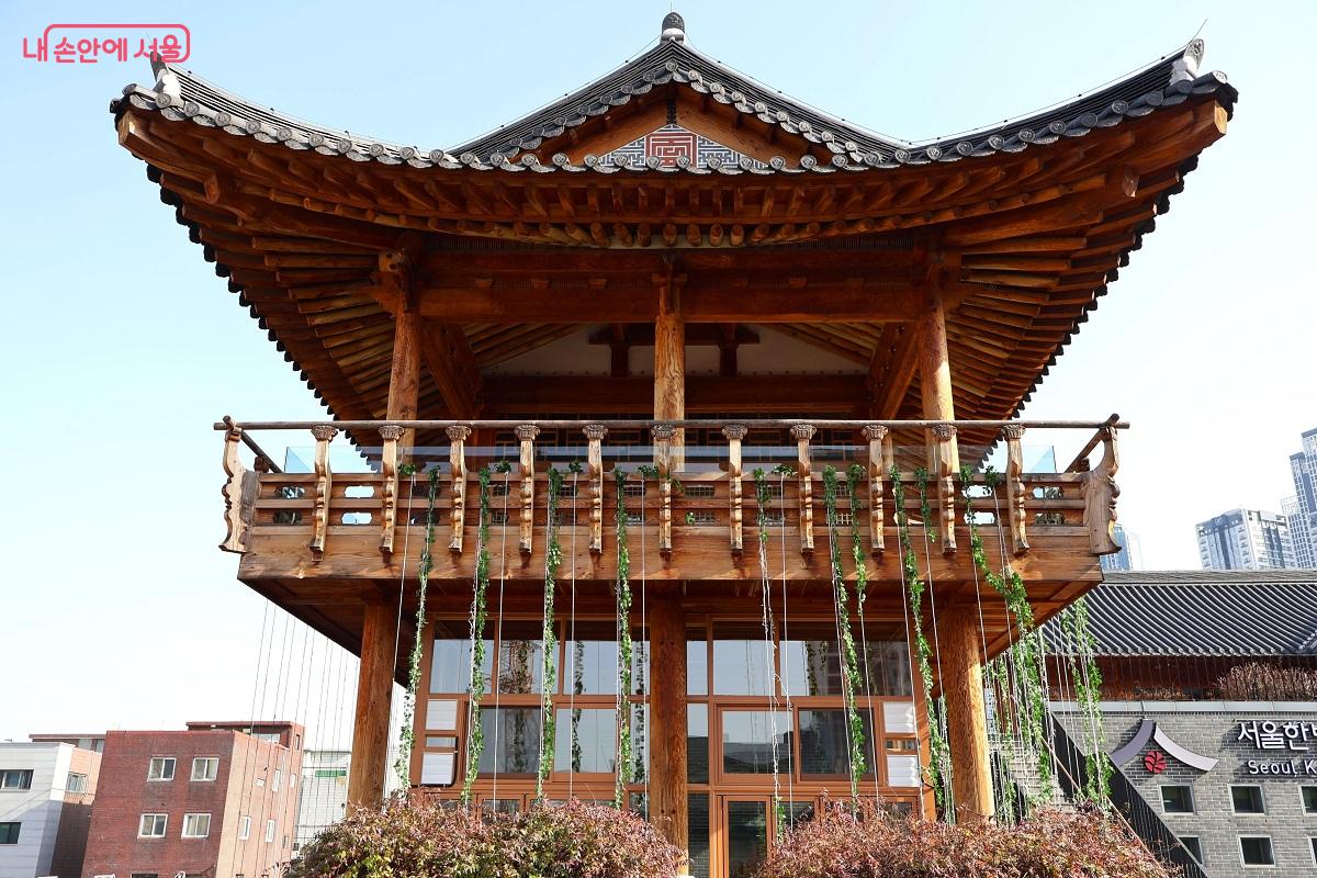 새롭게 단장한 서울한방진흥센터 약초족욕장 외경 &copy;이봉덕