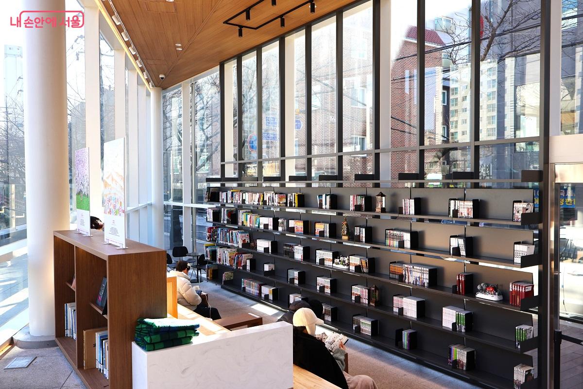 읽고 싶은 책으로 가득한 재간정 내부 풍경, 계단 좌석에 앉아 독서에 몰입하고 있는 시민들 &copy;이봉덕