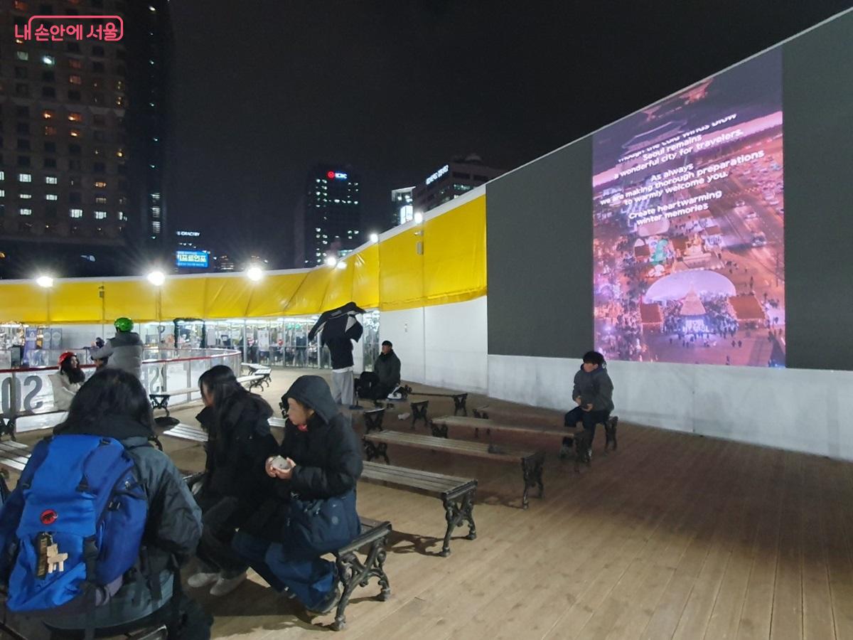 스케이트장 둘레로 차단막과 대형스크린 설치되어 있다. &copy;김병규 