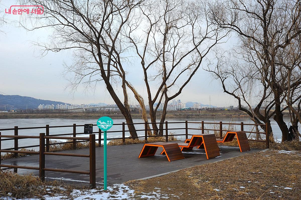 또 다른 한 곳의 한강 조망 장소인 &lsquo;물빛마루&rsquo; &copy;조수봉