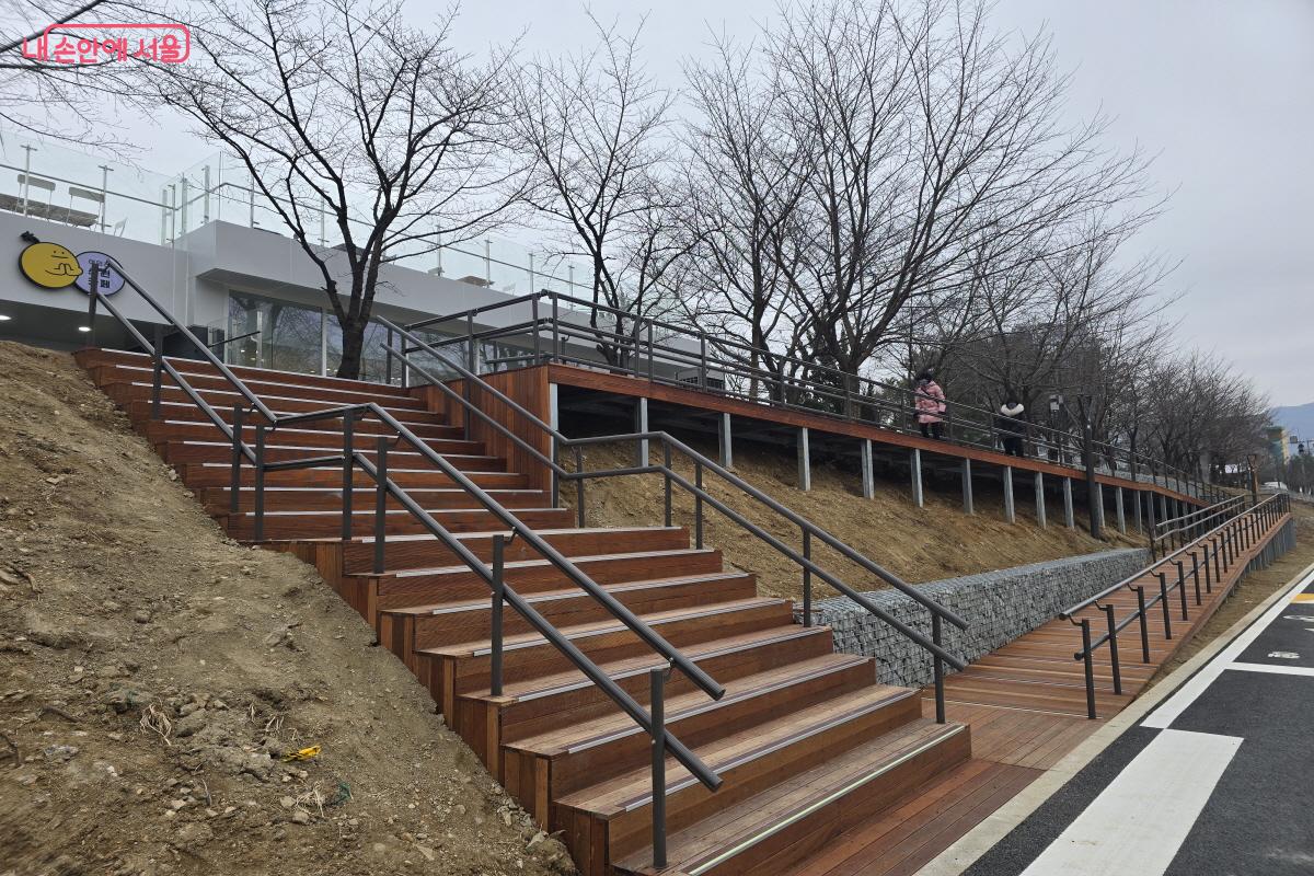 여의천에 조성된 나무 데크길. ⓒ조송연