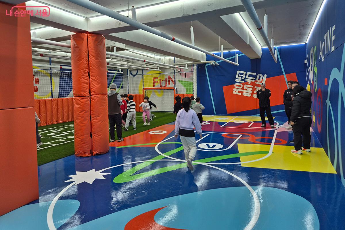운동이 낯선 아이들도 본능적으로 뛰놀 수 있게 화려한 컬러 패턴으로 마감되었다. &copy;정향선