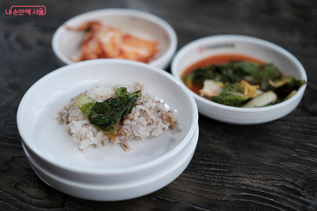 밥 메뉴는 보리밥 하나뿐이었지만, 이 집만의 독특한 방식이 있다. 열무김치를 얹은 보리밥을 소량으로 내어주는 것이다. ⓒ김아름