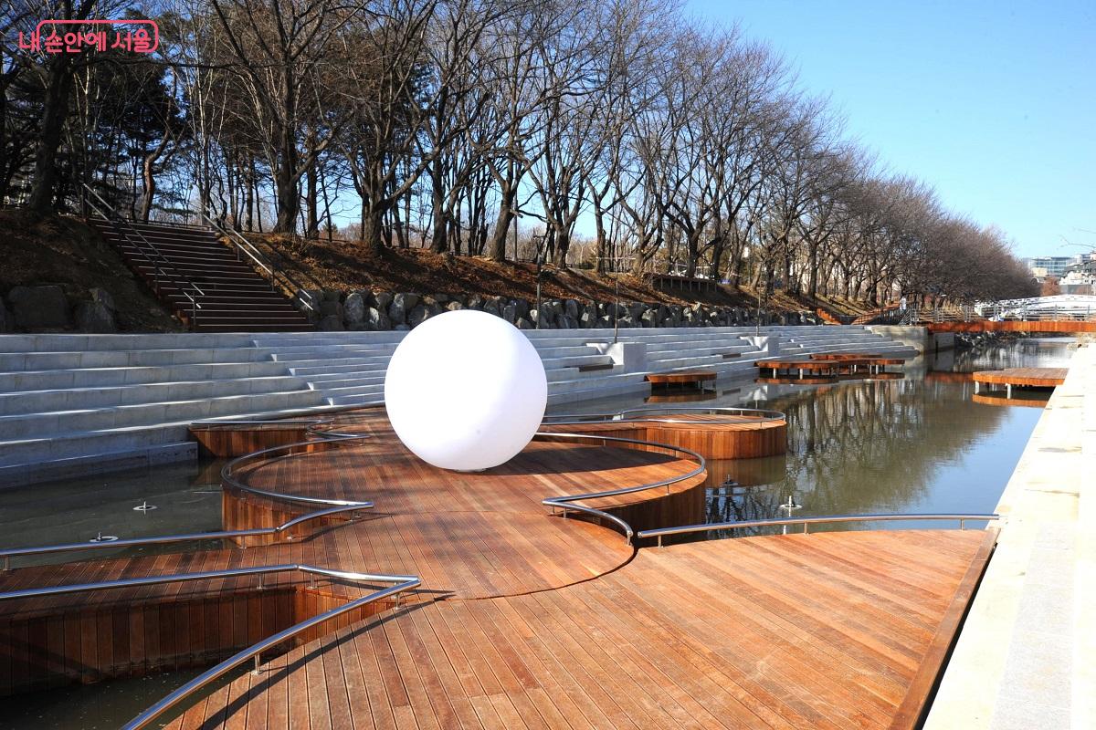 여의천에 설치한 위시볼(Wish Ball) &copy;조수봉