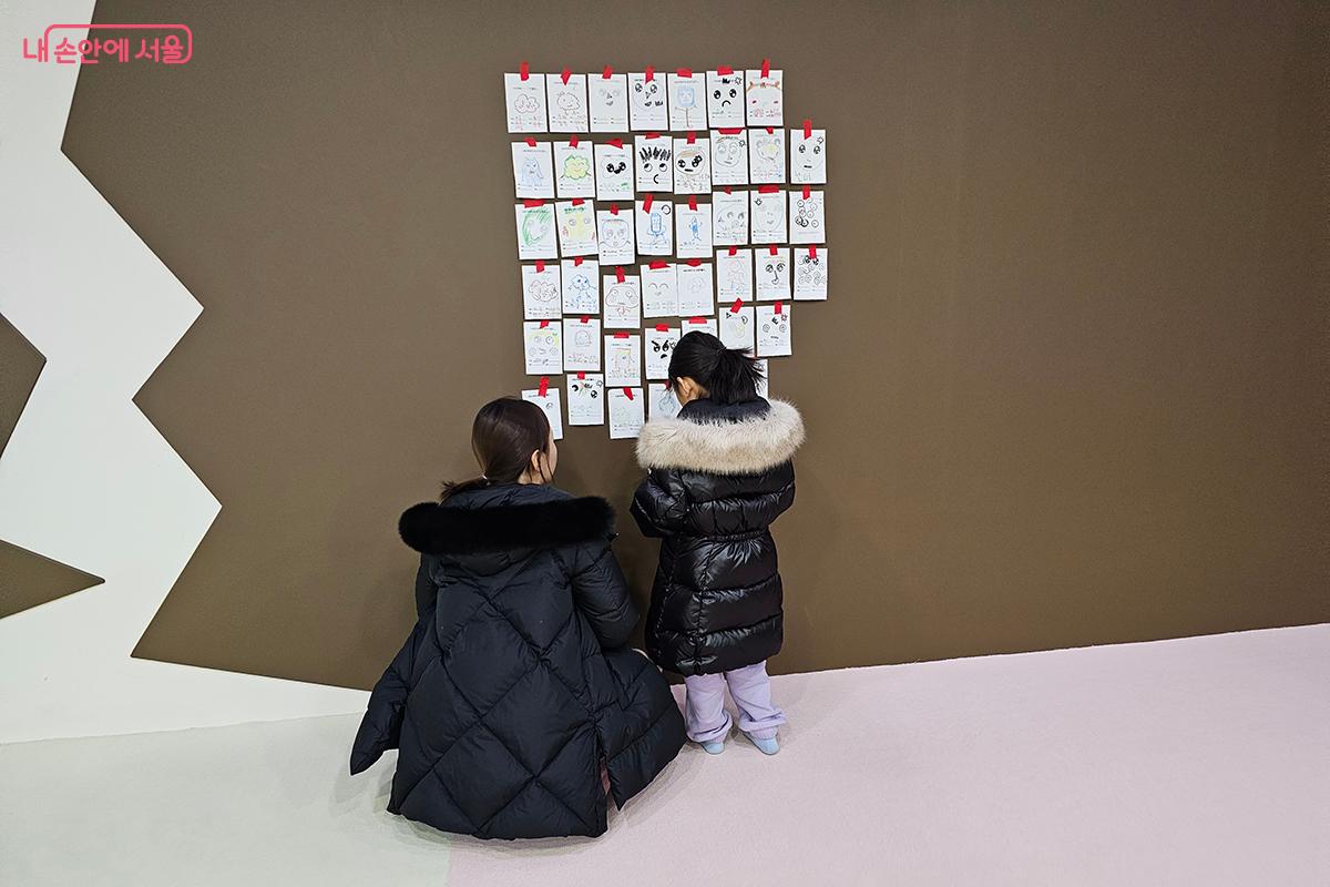 행사에 참가한 어린이가 자신이 직접 만든 창의력 그림을 벽에 붙이고 있다. &copy;백승훈