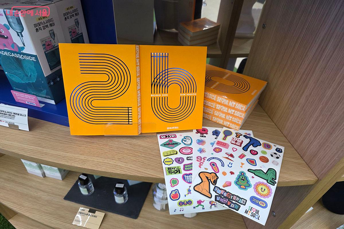  &lsquo;모닝옐로우(Morning Yellow)&rsquo; 색의 '서울플래너 2026'과 스티커 &copy;이정민