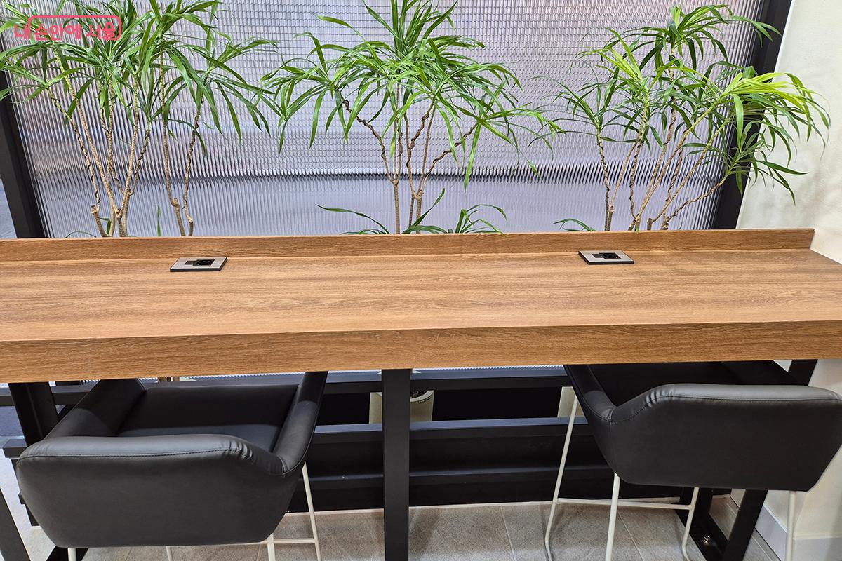 불투명 유리로 외부의 시선을 가리고, 작은 나무들로 쾌적한 환경을 조성했다. &copy;이혜숙