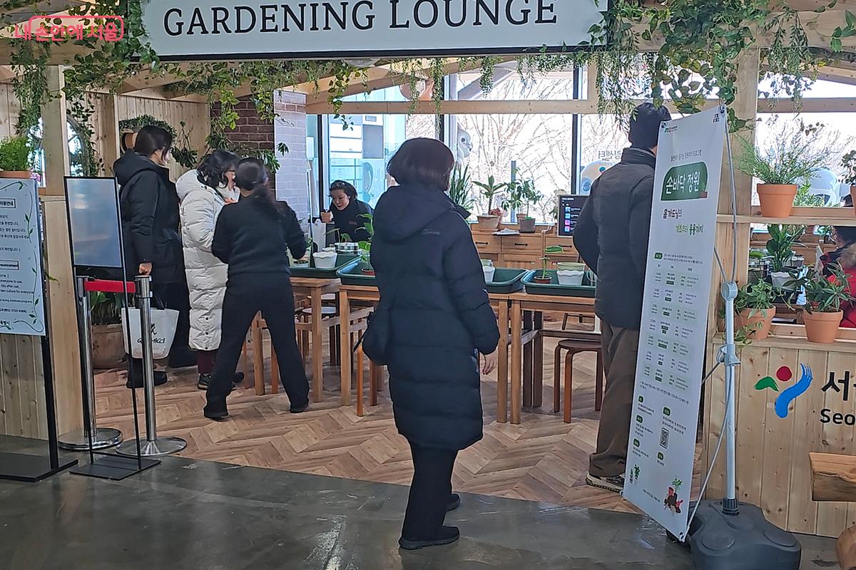 사전 예약을 한 시민들이 속속 체험장으로 입장하고 있다 ⓒ오도연