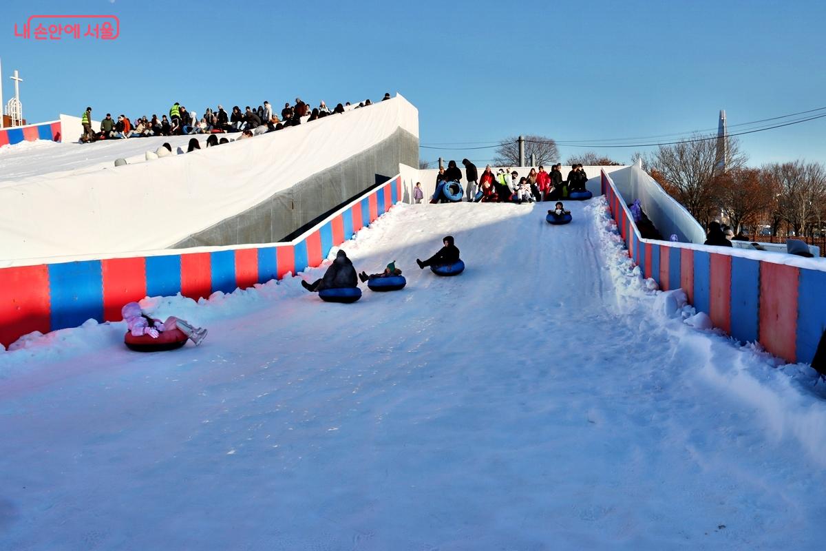 눈썰매 슬로프는 연령별로 나뉘어 있어 안심하고 이용할 수 있다. &copy;정향선
