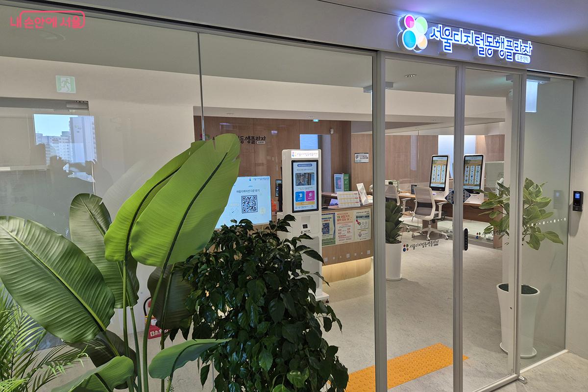 AI·신기술, 관계·소통, 일상·자립, 안전·보안, 문화·여가라는 5대 표준 디지털 체계를 중심으로 운영된다. ©백승훈