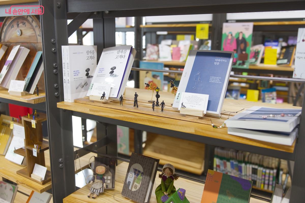 출판사, 기록가들의 추천 서적이 전시되어 있다. &copy;임중빈