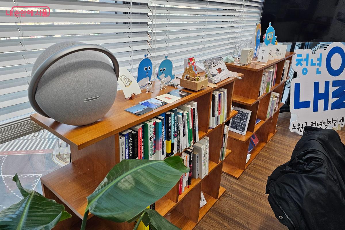 비치된 책도 편하게 읽을 수 있다. &copy;홍혜수