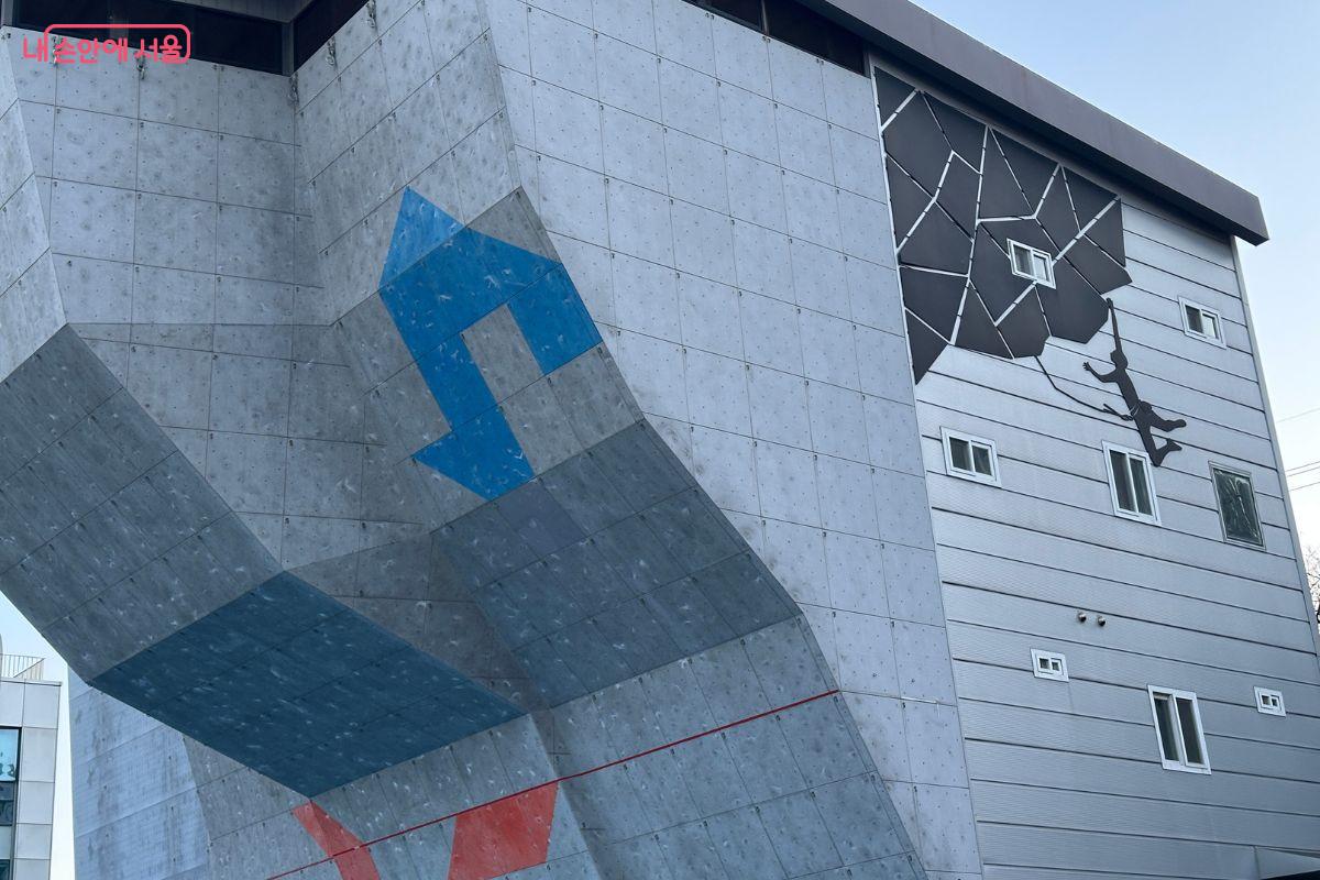 인공암벽장이 생겨 이채롭다.&copy;김재형