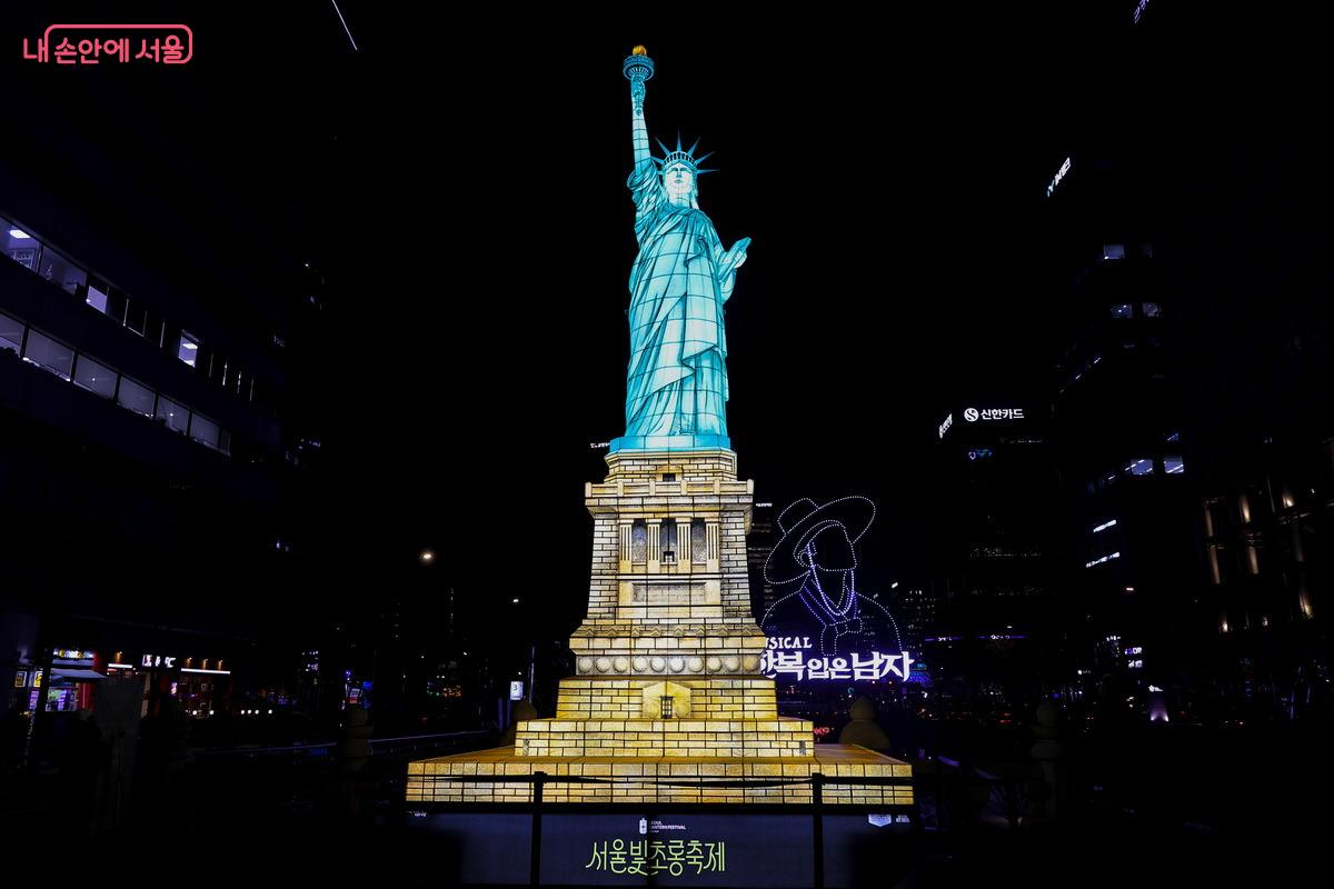 실제 크기의 10분의 1배율로 정교하게 재구성한 &lsquo;자유의 여신상&rsquo; &copy;박성환